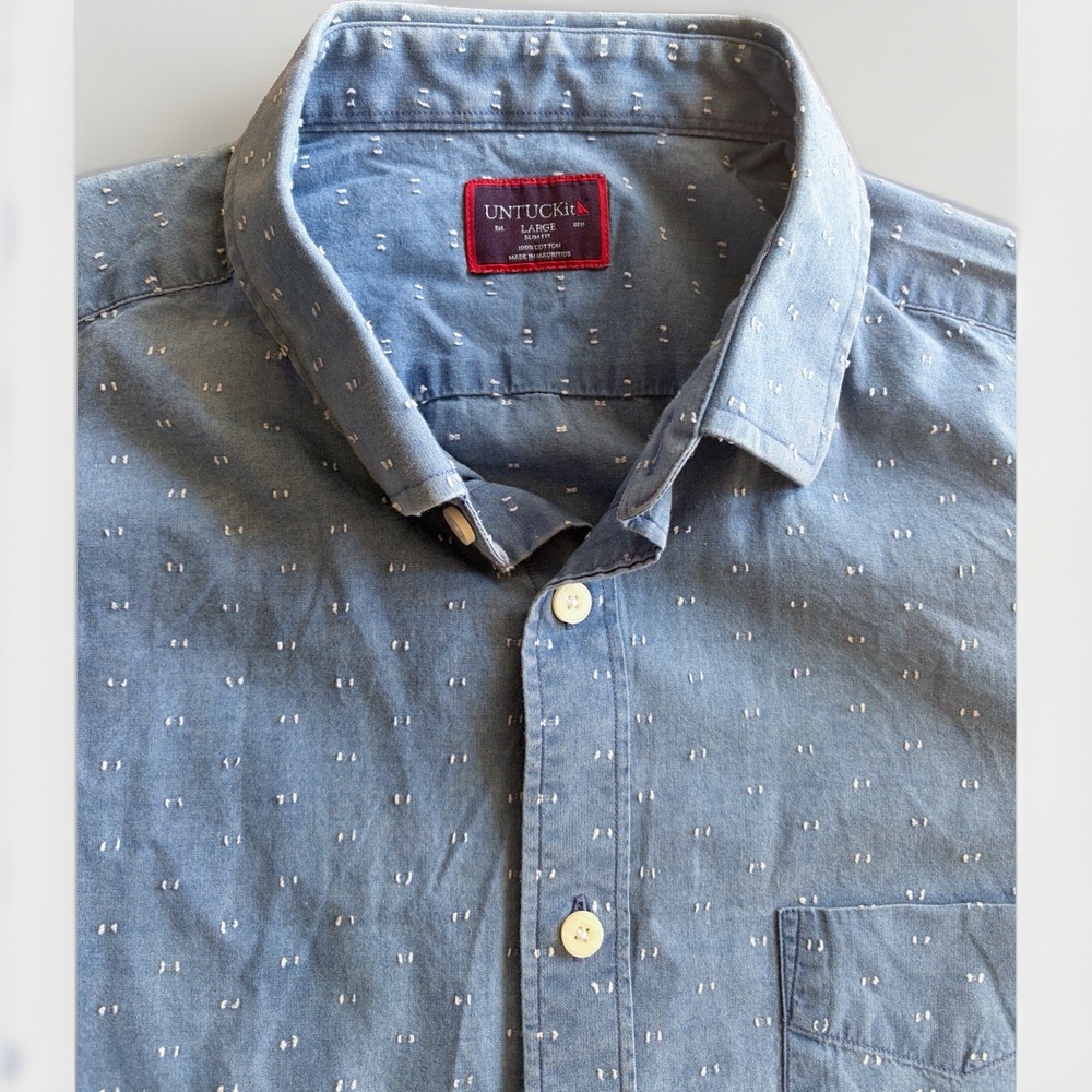 UNTUCKit Button Down Shirt Mens Large Slim Fit Blue White Chambray Short Sleeve
